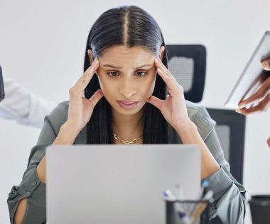 woman experiencing introvert social burnout